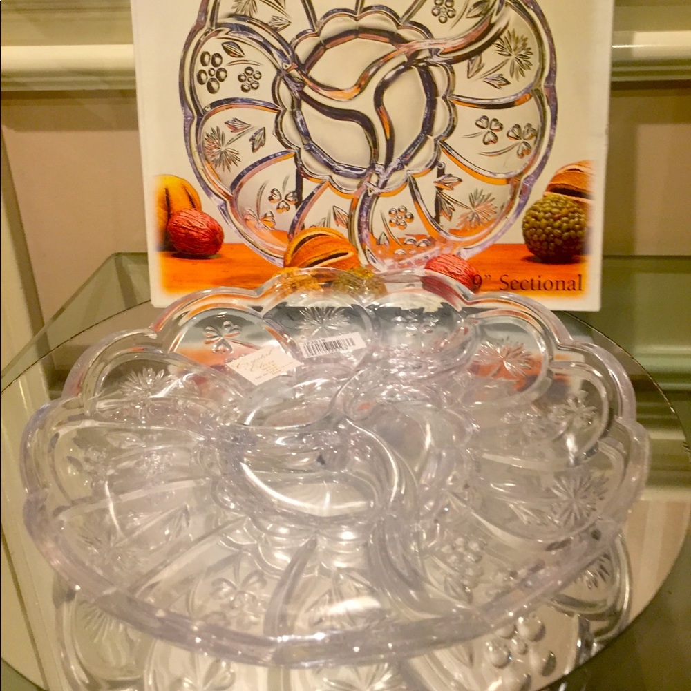 ⬇️PriceDrop⬇️🛍3for$30🛍NWT 9”sectional Crystal Clear tray/bowl with original box